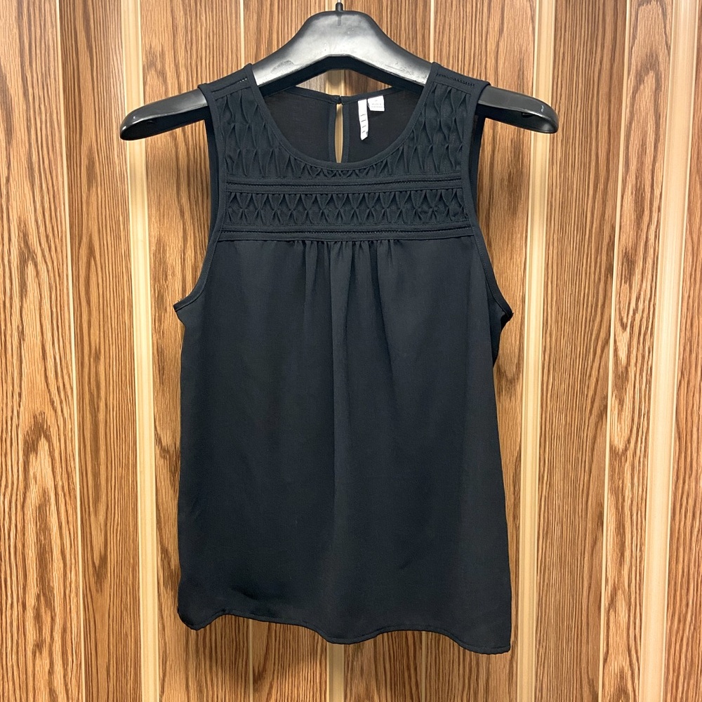 Elle, size medium, black tank.